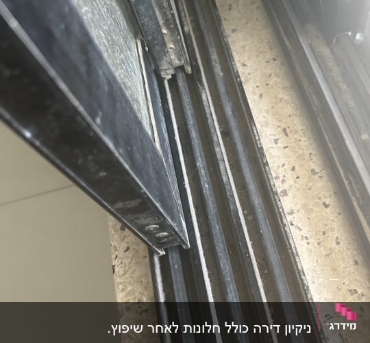 מסילת חלון מלוכלכת עם אבק ולכלוך